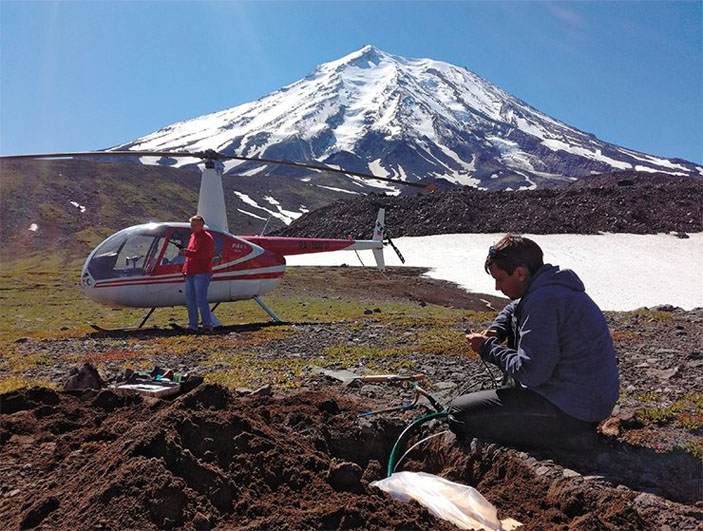 А. В. Яковлев монтирует оборудование сейсмической станции («Наука из первых рук» №4, 2018)