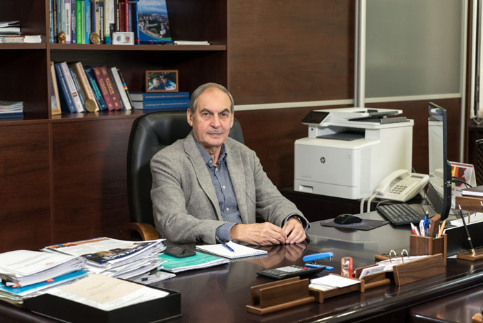 Леонид Кравчук в рабочем кабинете («Троицкий вариант» №20, 2020)