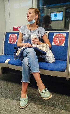 Женщина в вагоне метро. Фото: Андрей Константинов («Химия и жизнь» №9, 2020)