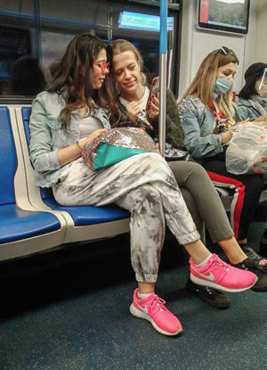 Пассажиры московского метро. Фото: Андрей Константинов («Химия и жизнь» №9, 2020)