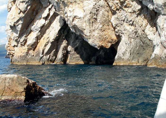 Один из гротов на мысе Пелекето близ Балаклавы («Коммерсантъ Наука» №33, ноябрь 2020)