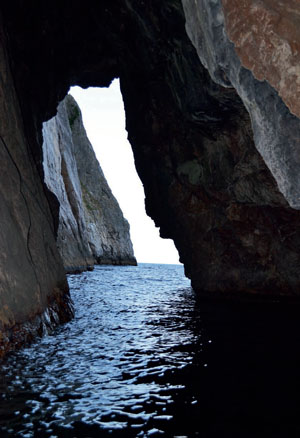 Грот на мысе Пелекето с субмаринной разгрузкой пресных вод («Коммерсантъ Наука» №33, ноябрь 2020)