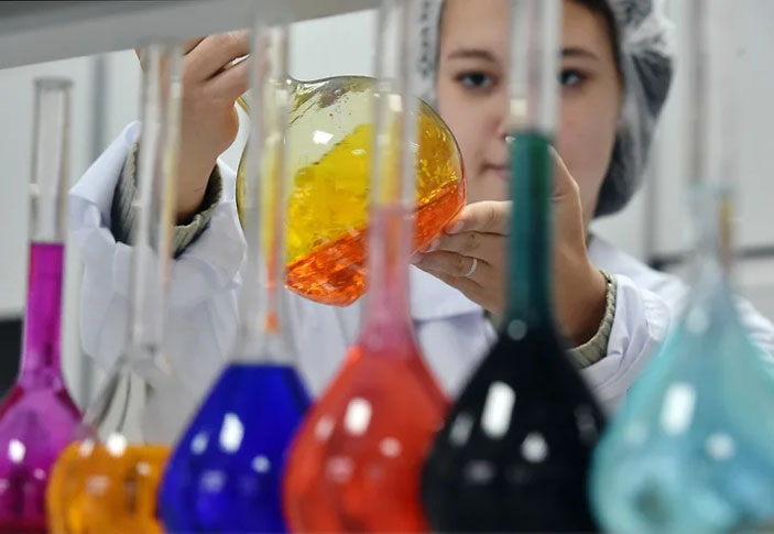 Лаборант с колбами («Коммерсантъ Наука» №33, ноябрь 2020)