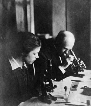 В. Л. и Н. В. Комаровы в Гербарии Ботанического сада, 1917 г. («Природа» №3, 2020)