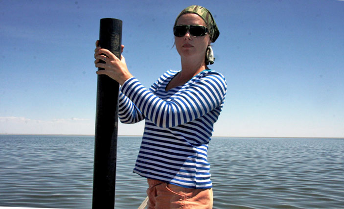 Н. Рудая на озере Бооне-Цагаан-Нуур («Троицкий вариант» №24, 2020)