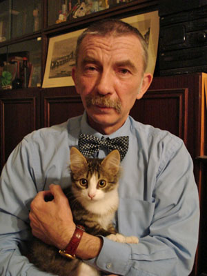 Александр Мещеряков с четырехмесячной кошкой Нюшей («Троицкий вариант» №24, 2020)