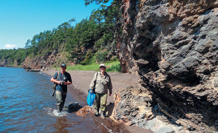 Базальтовые уступы. Такие скалы окружают острова со всех сторон («Природа» №4, 2020)