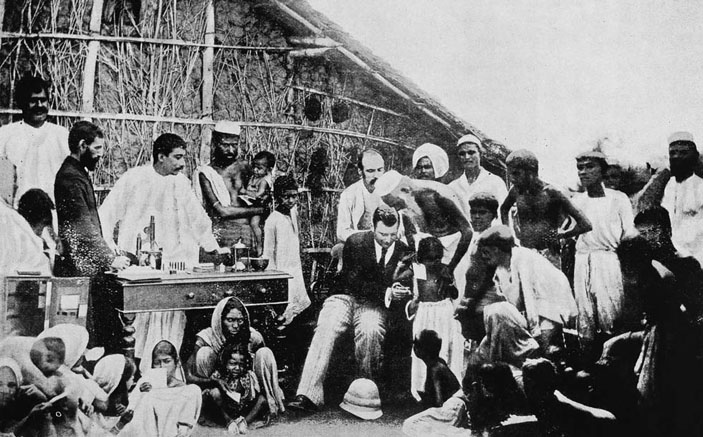 Хавкин вакцинирует местное население против холеры. Калькутта, 1894 г. («Природа» №4, 2020)