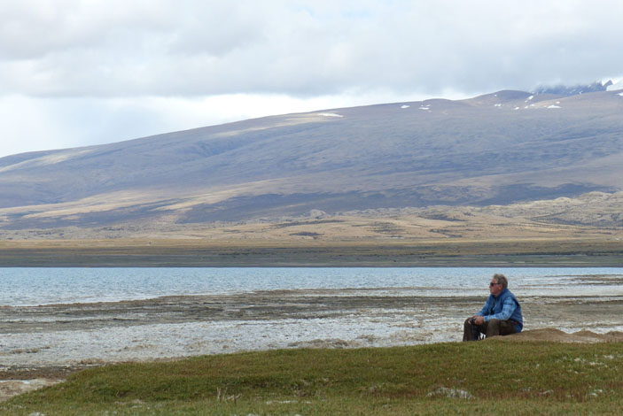 Александр Владимирович Андреев на берегу оз. Пеку-Цо («Троицкий вариант» №1, 2021)