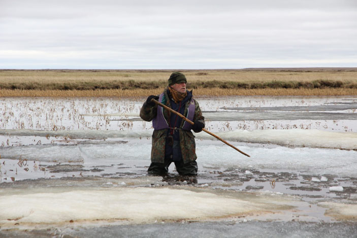 А. В. Андреев расчищает шестом путь лодке, прижатой льдами к берегу озера Нерпичье («Троицкий вариант» №1, 2021)