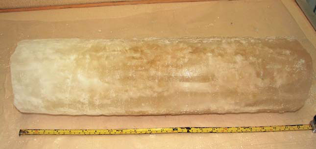 Рис. 9. Керн льда из оз. Степпед в районе станции «Прогресс» («Природа» №6, 2020)