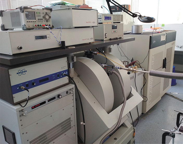 Установка для исследований методом электронного парамагнитного резонанса в лаборатории ЭПР-спектроскопии Международного томографического центра СО РАН (Новосибирск) («Наука из первых рук» №4, 2020)