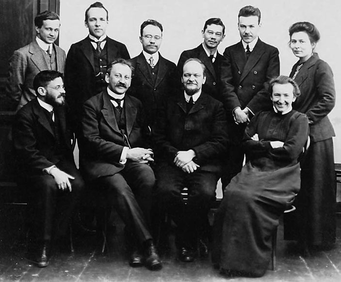 Участники петербургского кружка физиков, организованного Эренфестом в своей квартире («Природа» №6, 2020)