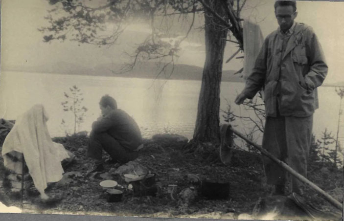 Джиль Понтекорво и Андрей Славнов на берегу Колвицкого озера («Троицкий вариант» №5, 2021)