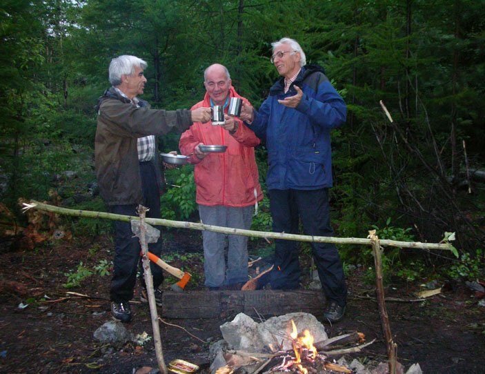 Д. Понтекорво отмечает свое 70-летие. 30 июля 2008 года, Байкал. А. Шабад, Д. Понтекорво, А. Славнов («Троицкий вариант» №5, 2021)