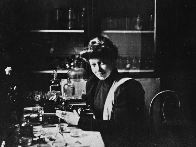 В. М. Данчакова в лаборатории («Природа» №8, 2020)