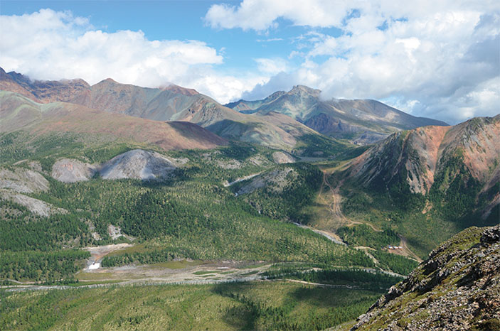 Общий вид южной пластины офиолитов Оспинского «массива», надвинутой на светло-серые известняки («Наука из первых рук» №5–6(90), 2020)