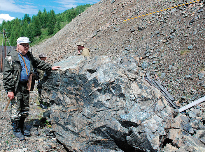 Крупные глыбы асбестоносных серпентинитов Ильчирского месторождения («Наука из первых рук» №5–6(90), 2020)