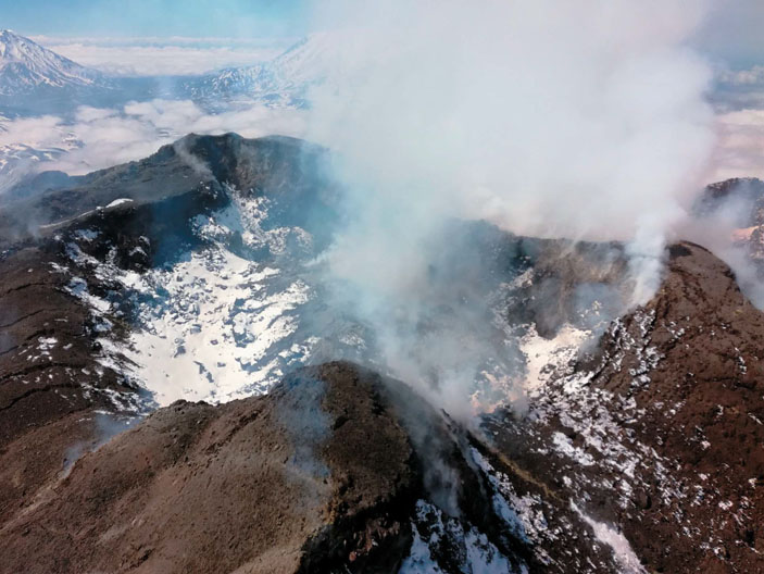 Новый активный купол вулкана Безымянный. 2018 г. («Наука из первых рук» №5–6(90), 2020)