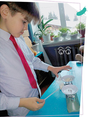 Участник команды готовит среду Эшби для выращивания азотфиксирующих бактерий («Наука из первых рук» №5–6(90), 2020)