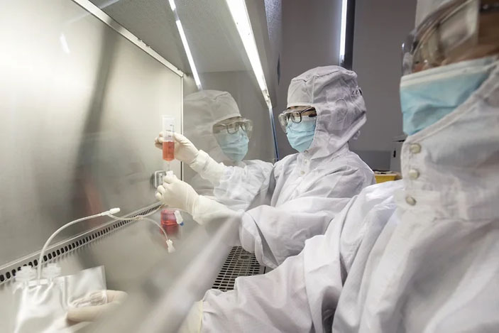 Работа в лаборатории («Коммерсантъ Наука» №23, июнь 2021)