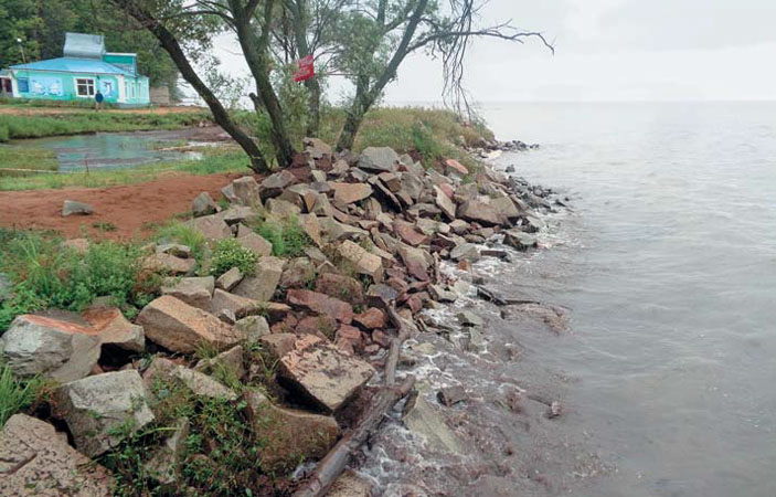 Простейшая защита от размыва берега каменной наброской («Природа» №11, 2020)