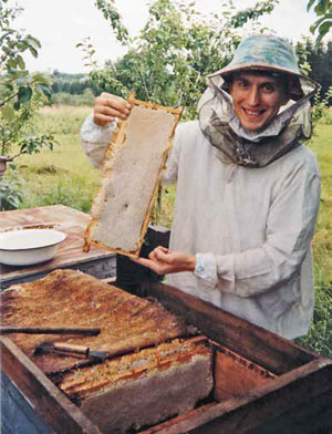 Во время работы на пасеке («Химия и жизнь» №7, 2021)