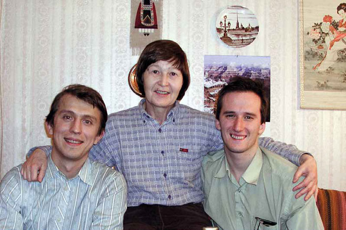 Л. И. Василевская с А. В. Наумовым и Дмитрием Васильевым («Химия и жизнь» №7, 2021)