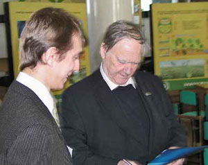 На церемонии вручения медали и премии Academia Europaea с профессором С. П. Капицей («Химия и жизнь» №7, 2021)