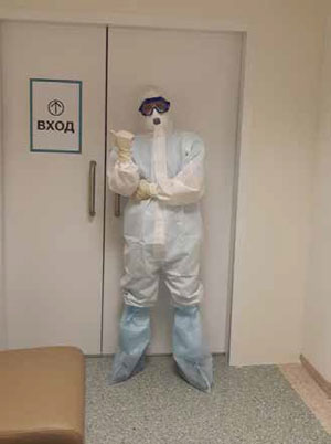 Перед входом в красную зону госпитальной клиники МЕДСИ («Химия и жизнь» №8, 2021)
