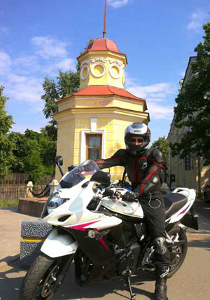 Кирилл Алексеевич Зыков на мотоцикле («Химия и жизнь» №8, 2021)