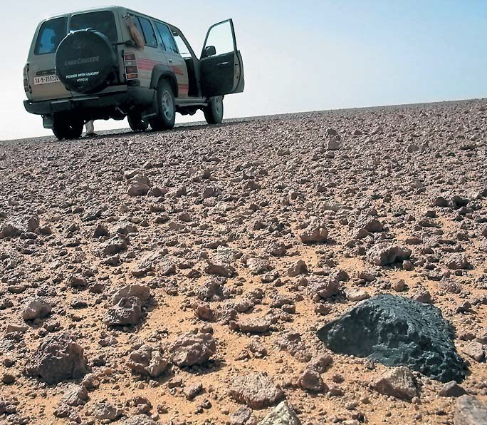 Метеорит на сложенном известняками пустынном плато на северо-западе Ливии («Природа» №1, 2021)