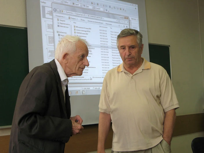 На семинаре Якова Синая в 2014 году. Симон Эльевич делает доклад о своих работах («Троицкий вариант» №19, 2021)