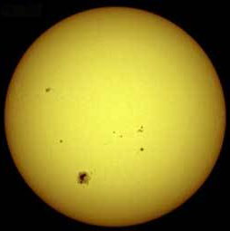 Фото 1. Солнце с несколькими видимыми пятнами («Квантик» №5, 2021)