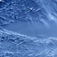 Подледное озеро Восток в Восточной Антарктиде хорошо видно на спутниковых съемках по рельефу льда