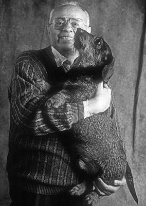 Станислав Лем с жесткошерстной таксой Протоном, он же Тупеч, Краков, 1993 («Химия и жизнь» №9, 2021)