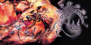 Пазырыкская татуировка в виде стилизованного оленя. Справа — реконструкция («Химия и жизнь» №10, 2021)