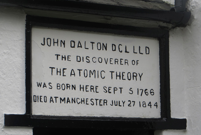 Мемориальная табличка в Иглсфилде, родной деревне Дальтона