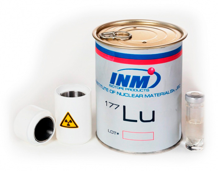 Лютеций-177, сделанный в Институте реакторных материалов, готов к отправке изготовителям фармпрепарата. Слева направо: контейнер, защищающий от радиации, упаковка и само радиоактивное вещество в виде раствора хлорида лютеция Фото: ИРМ (Химия и жизнь» №11, 2021)