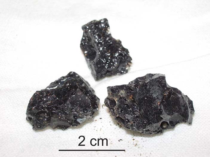 Рис. 5. Фрагменты черной «лавы» из «Слоновьей ноги»