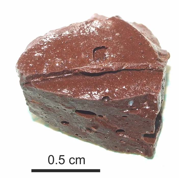 Рис. 6. Фрагмент коричневой чернобыльской «лавы» из парораспределительного коридора