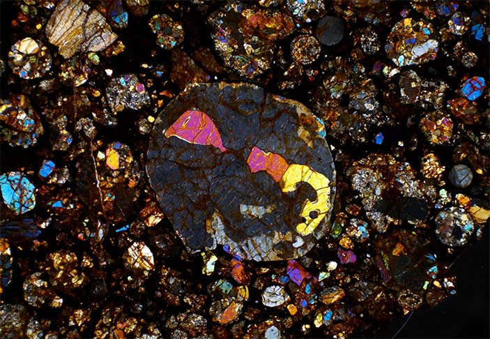 Оливин-пироксеновая хондра в поляризованном свете