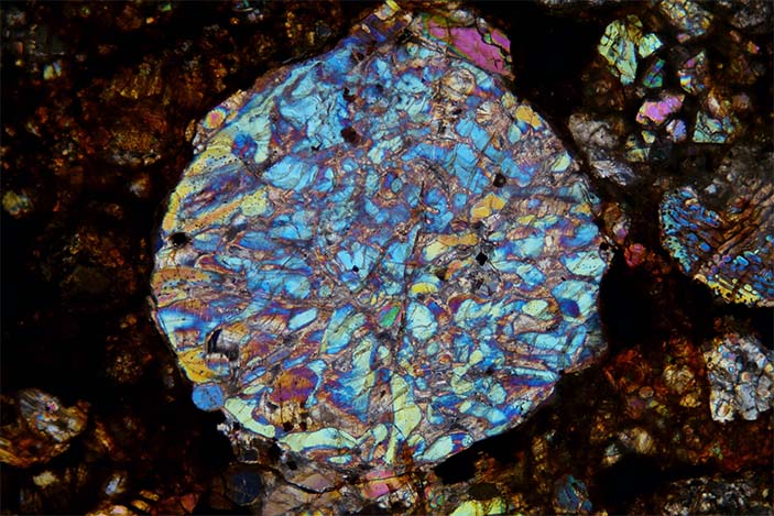 Оливиновая хондра с нетипичным внешним видом и интерференционными окрасками