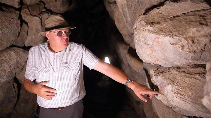 Профессор Андреас Шахнер показывает знаки