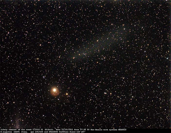 Облако пыли, оставшееся на месте разрушившейся кометы C/2010 X1 (Elenin)