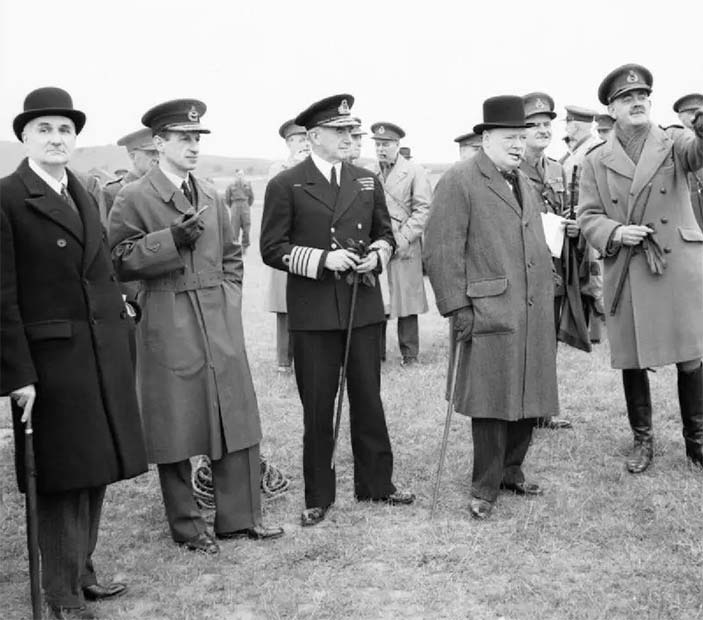 Уинстон Черчилль и высшее военное руководство наблюдают за демонстрацией зенитной артиллерии