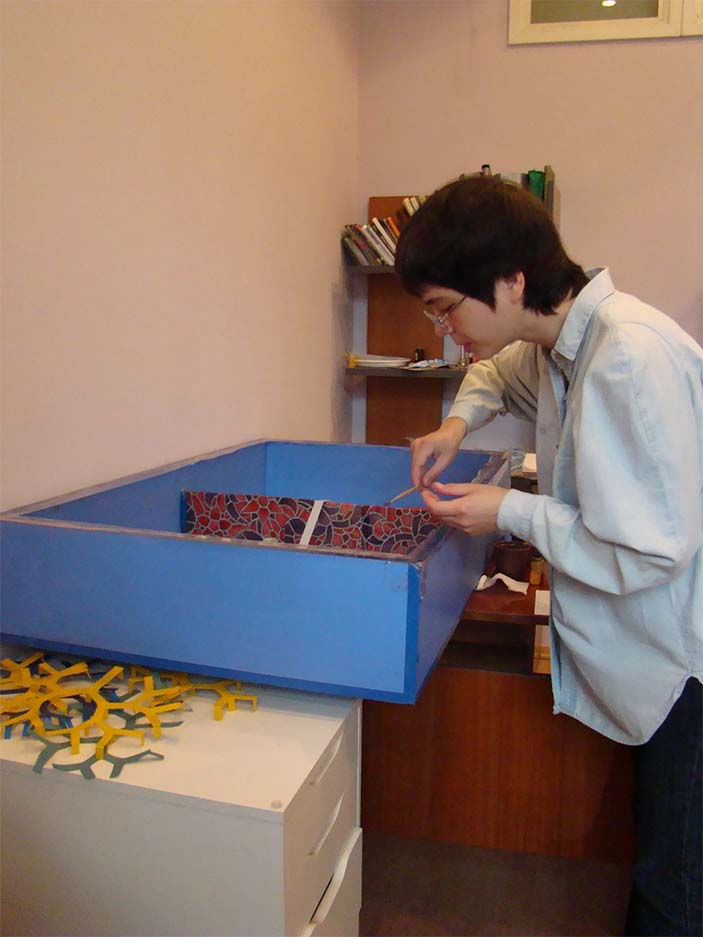 Наталья Ацаркина с пачкой запасных лабиринтов для муравьев