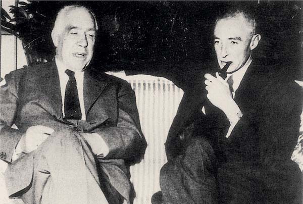 Нильс Бор (слева) и Роберт Оппенгеймер