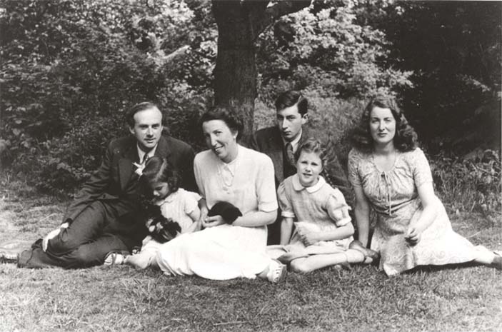 Поль Дирак (слева) с семьей