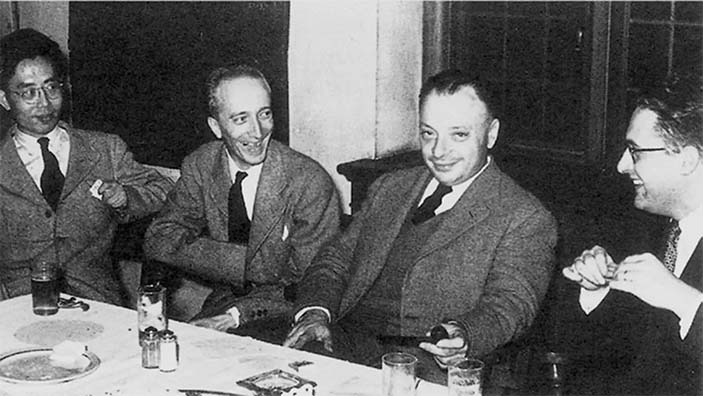 Вольфганг Паули (второй справа) с коллегами